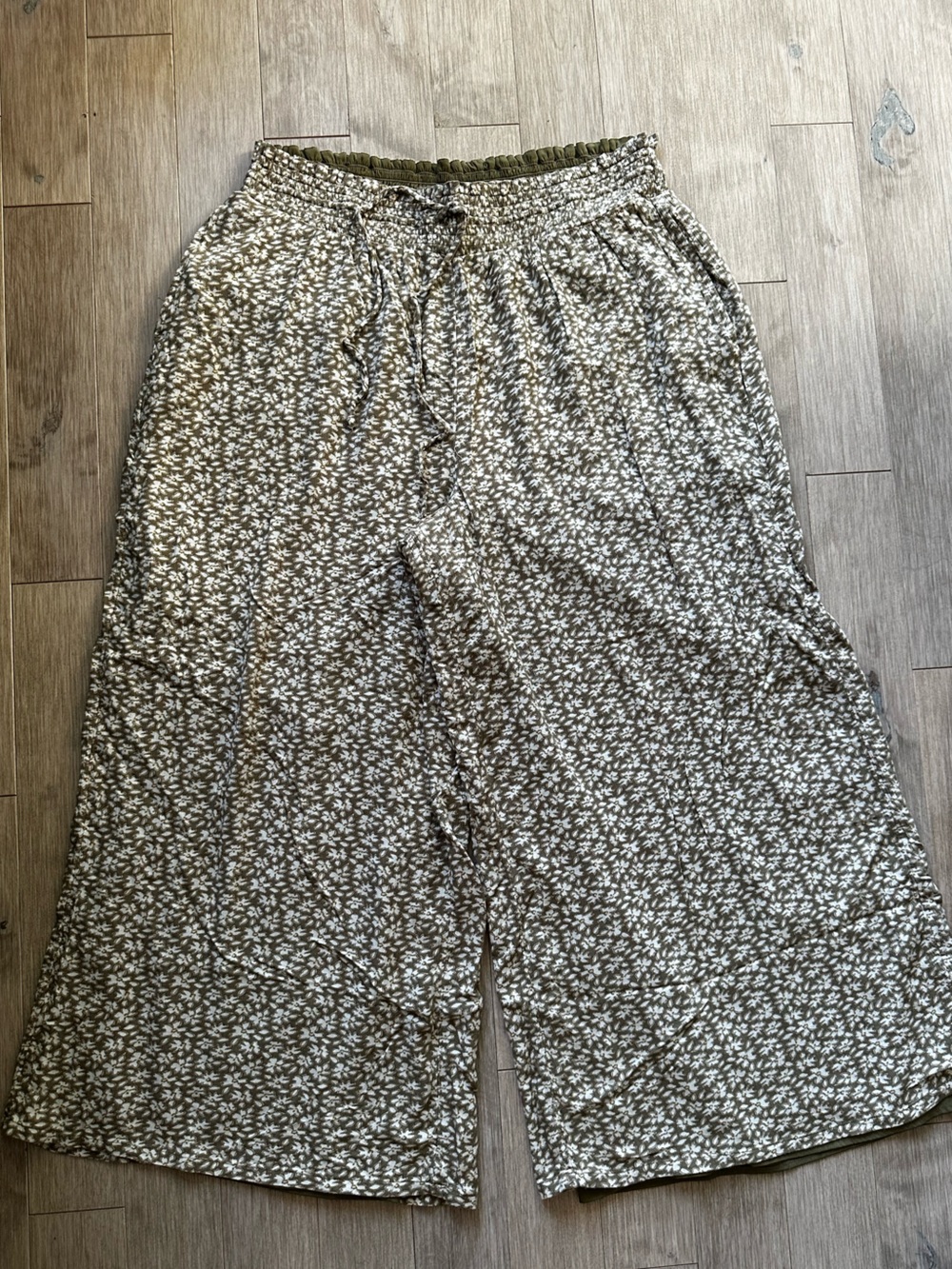 AEO Boho Olive Green Olive and White Wide leg Pants Size XL